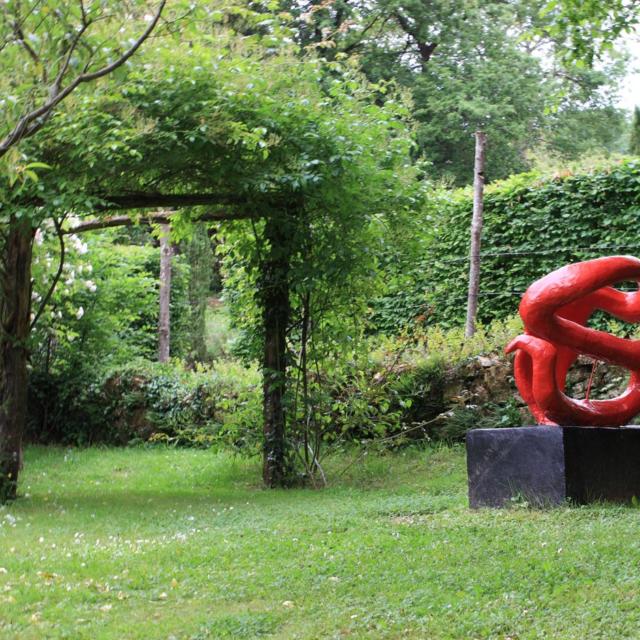 Les Jardins De Cadiot Sculpture Rouge