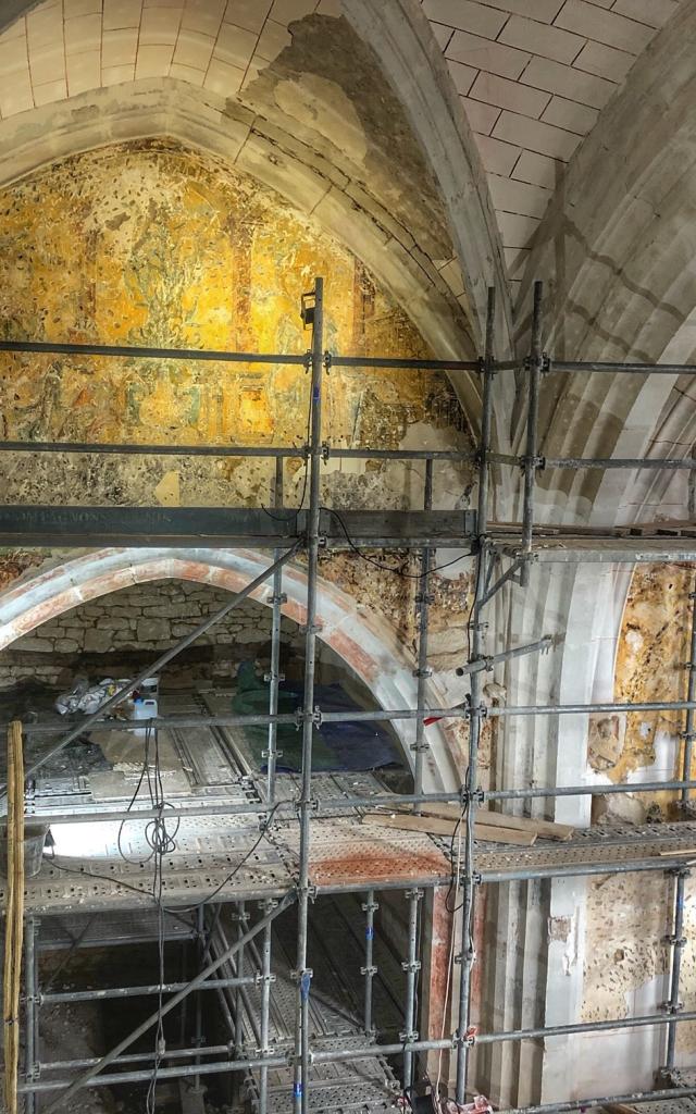 Les Milandes : restauration des peintures murales de la chapelle